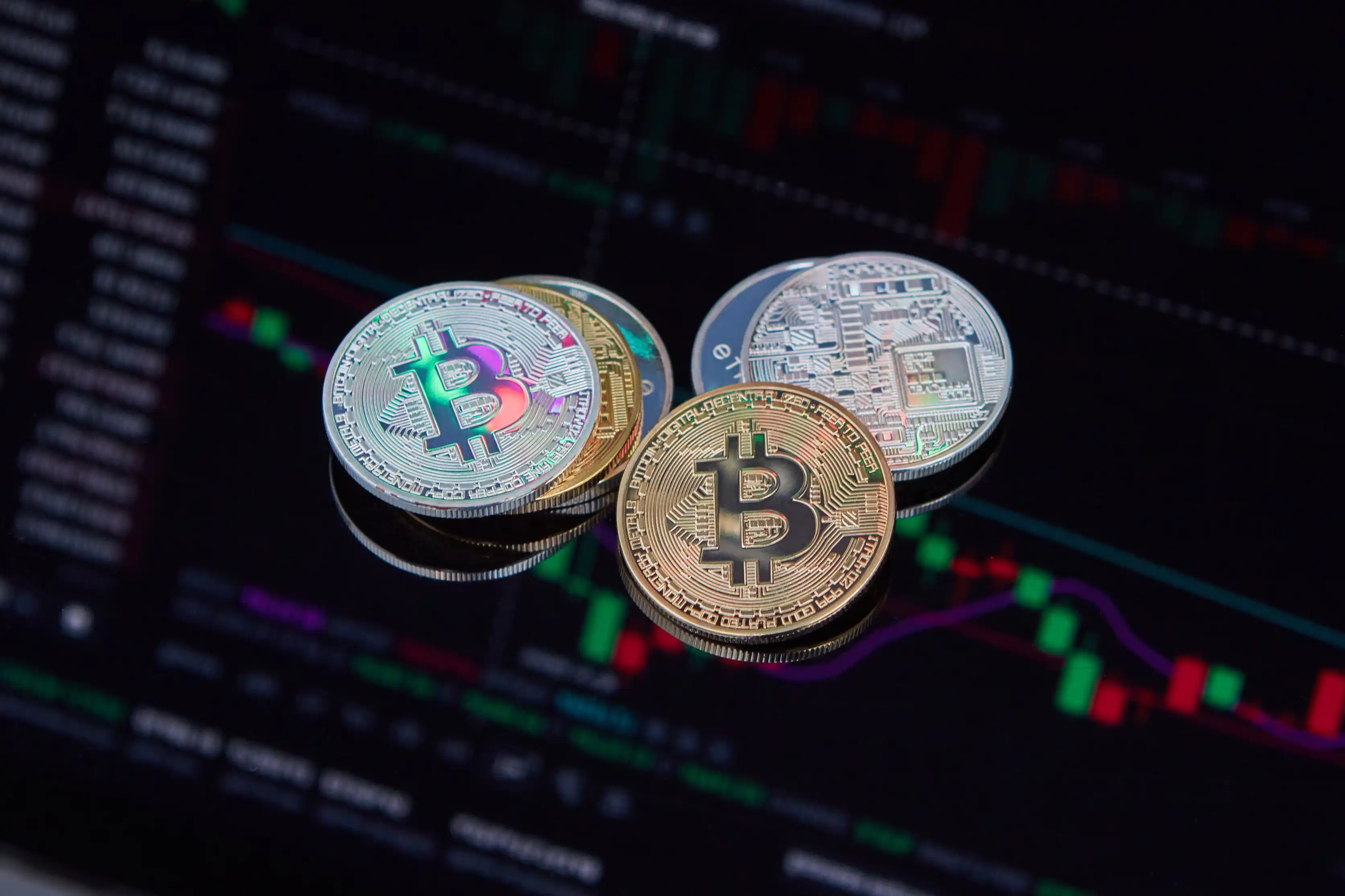 Bitcoin-mynter foran en digital markedsgraf