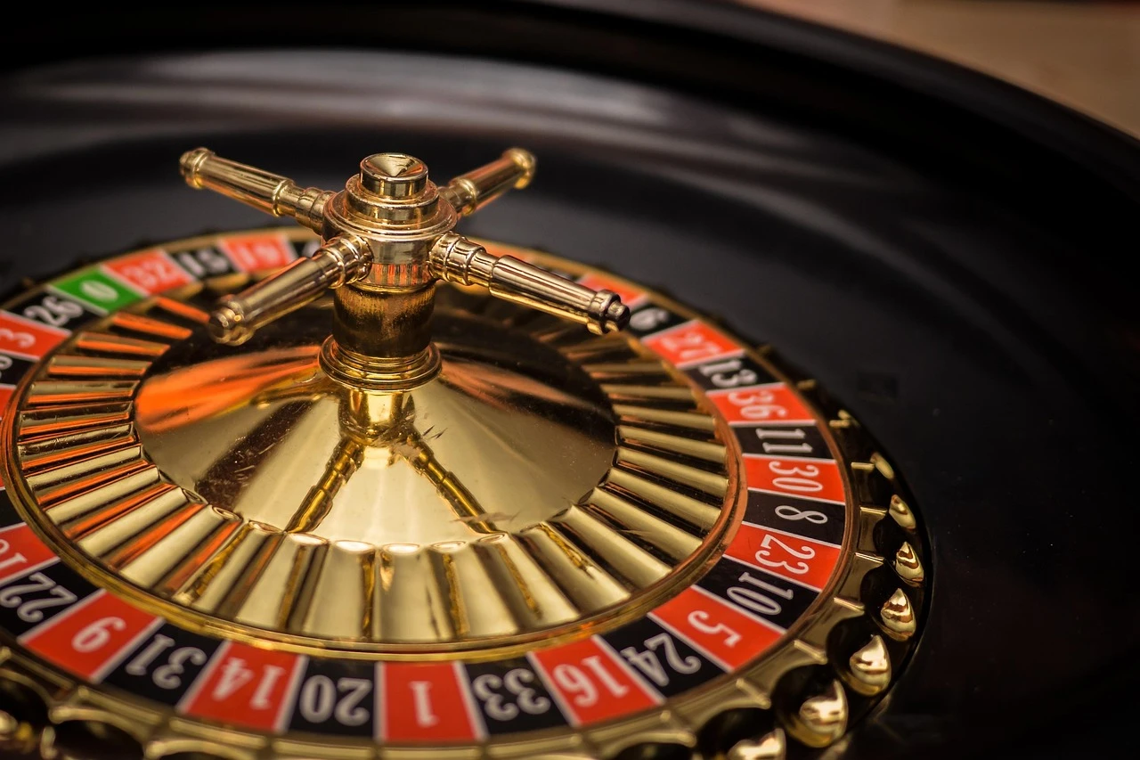 Nærbilde av et klassisk roulettehjul på casino