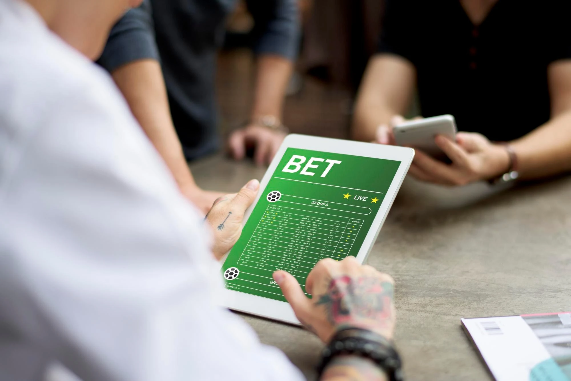 Personer som fyller ut en kupong for sportsbetting