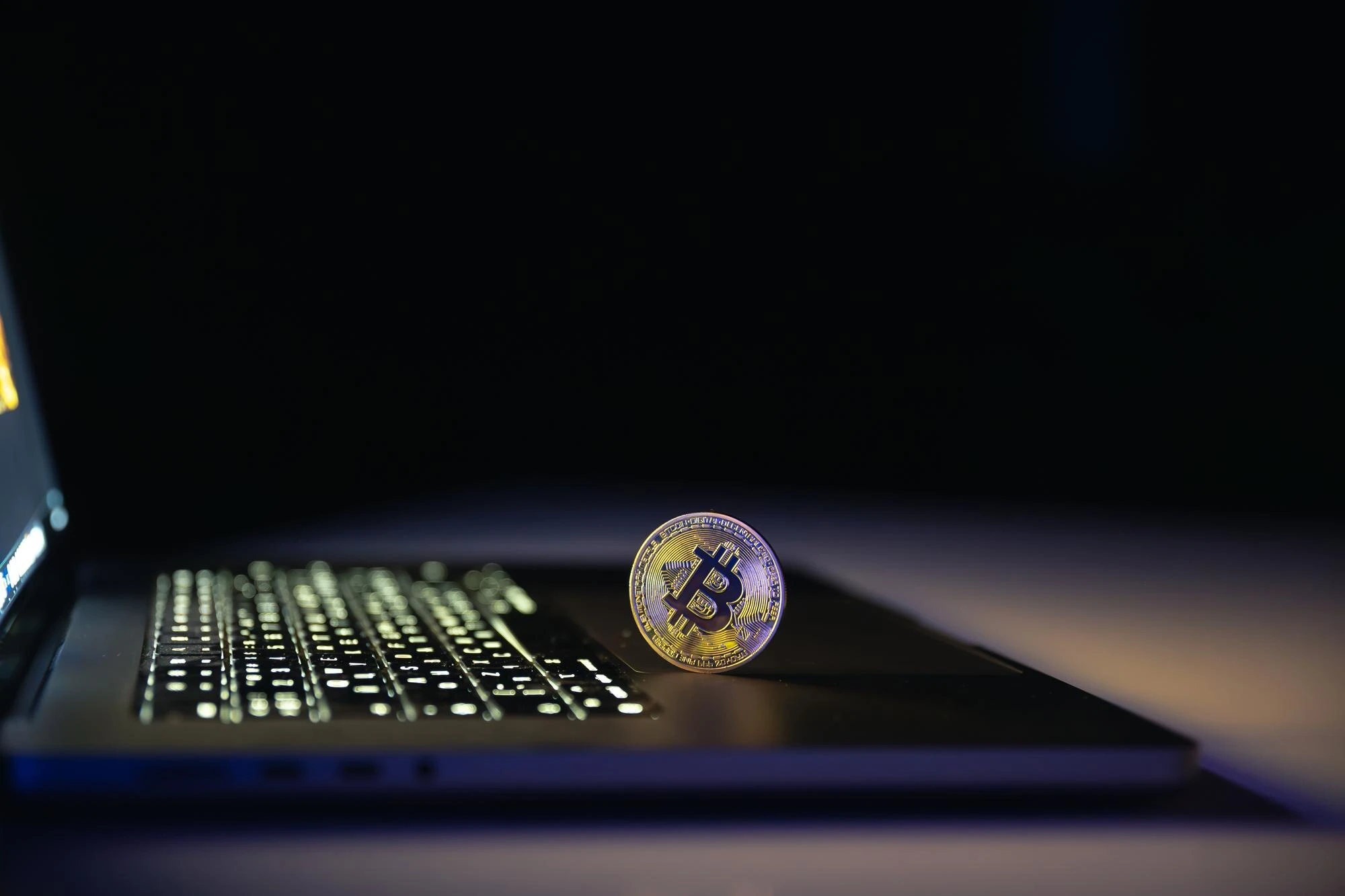 Bitcoin-mynt ved en bærbar datamaskin