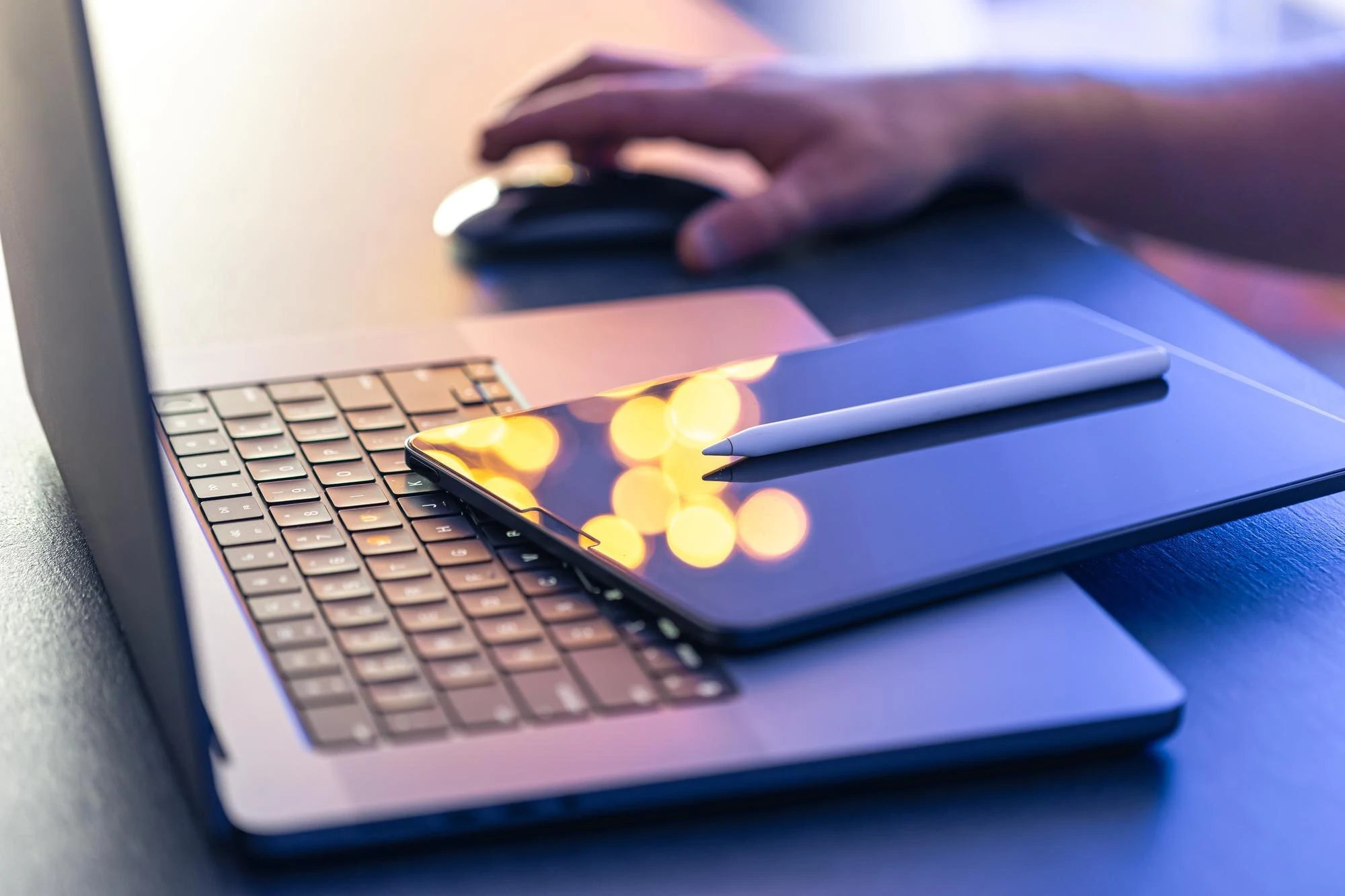 Digital betaling med nettbrett, laptop og gullmynter